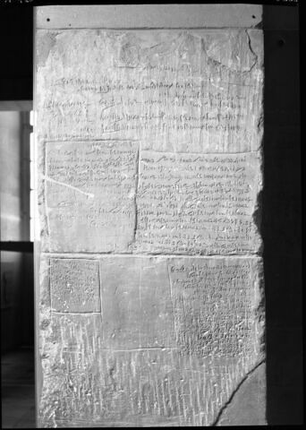 détail inscription © Musée du Louvre / Maurice et Pierre Chuzeville