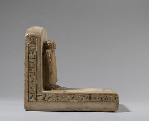 statue de groupe ; stèle ; table d'offrandes rectangulaire à bec rectangulaire, image 3/4