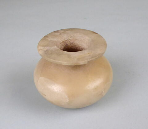 pot ; vase miniature ; vase à onguent  ; avec contenu, image 1/4