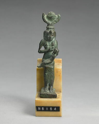 figurine d'Isis allaitant, image 1/1