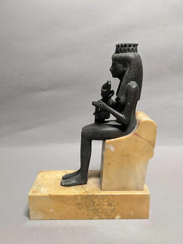 figurine d'Isis allaitant, image 2/4