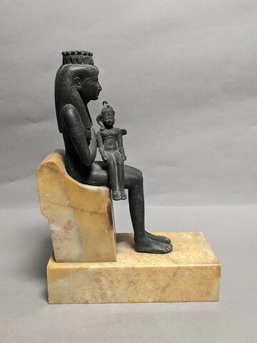 figurine d'Isis allaitant, image 3/4