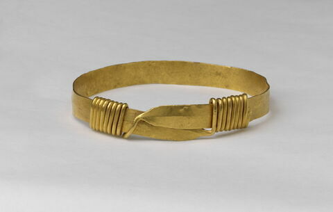 bracelet en anneau plat ; bracelet en anneau à extrémités enroulées
