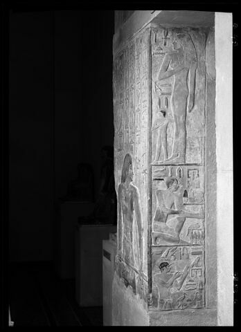 relief mural ; bloc de paroi ; stèle fausse porte  ; Partie supérieure de la paroi intérieure gauche de la stèle fausse porte de Méry
