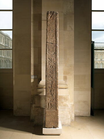 vue d'ensemble ; face, recto, avers, avant © 2011 Musée du Louvre / Georges Poncet