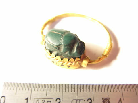 bague à chaton cerclé ; bague à chaton mobile ; bague à spirales rapportées ; scarabée