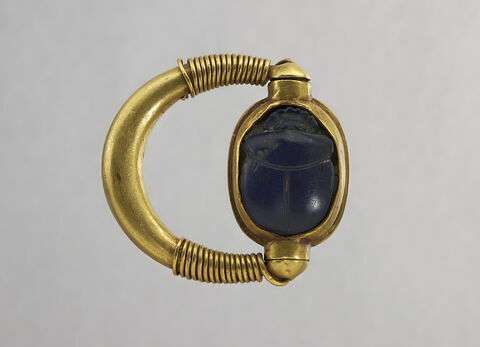 bague à chaton cerclé ; bague en anneau renflé ; bague à butées ; bague à axe à extrémités enroulées ; scarabée, image 2/2