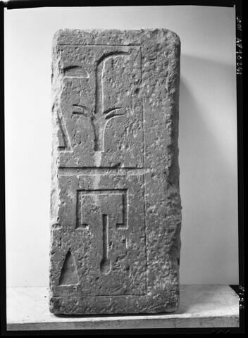 relief mural ; bloc de paroi ; linteau, image 1/2