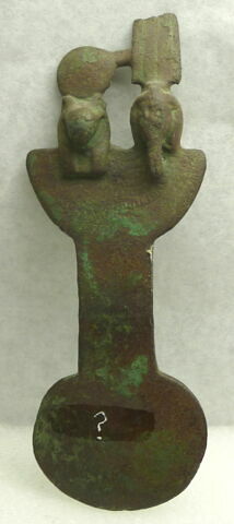 égide et contrepoids de collier ; égide et contrepoids de collier rabattu