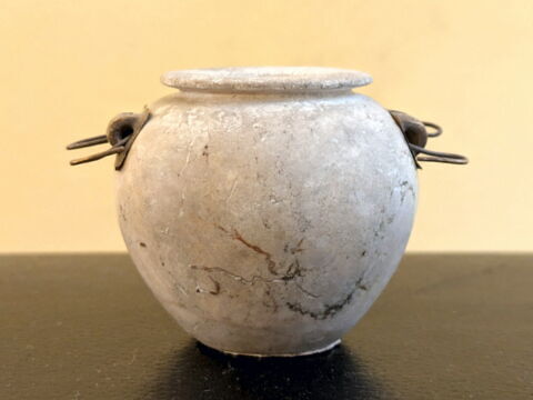 pot ; vase miniature