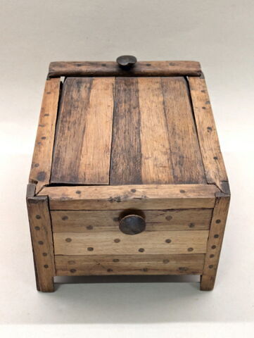 boîte rectangulaire à pieds ; couvercle de boîte pivotant ; avec contenu, image 8/10