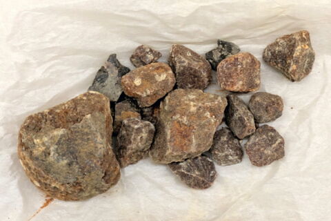 boîte rectangulaire à pieds ; couvercle de boîte pivotant ; avec contenu, image 3/10