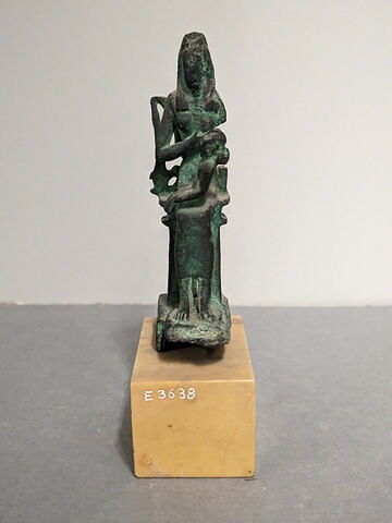 figurine d'Isis allaitant, image 2/5