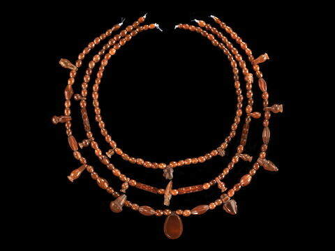 collier à pendentif ; amulette ; perle biconique  ; perle en tonnelet  ; perle en bleuet ; perle en pastille ovale