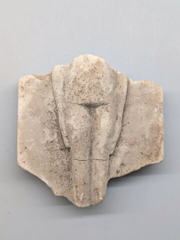 figurine féminine couchée