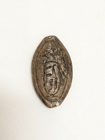 scaraboïde ; perle en demi olive, image 1/2