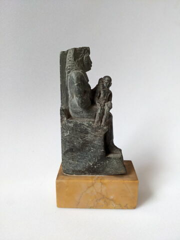 figurine d'Isis allaitant, image 2/4