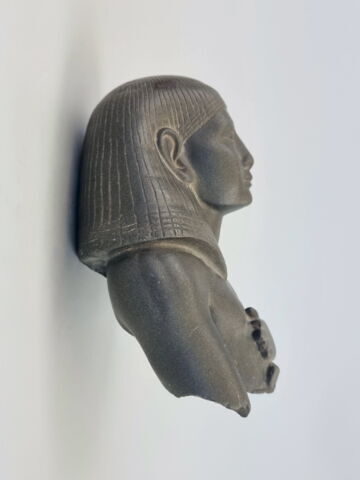statue, image 4/10
