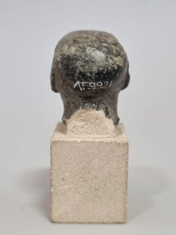 statue, image 2/4