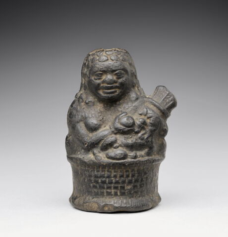 figurine de Béset allaitant ; vase plastique