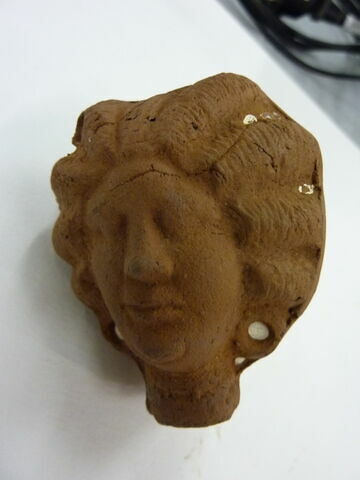 figurine de tête de femme romaine à cou fermé, image 1/1
