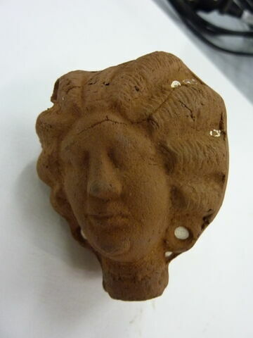 figurine de tête de femme romaine à cou fermé
