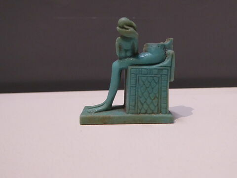 figurine d'Isis allaitant  ; amulette, image 3/4
