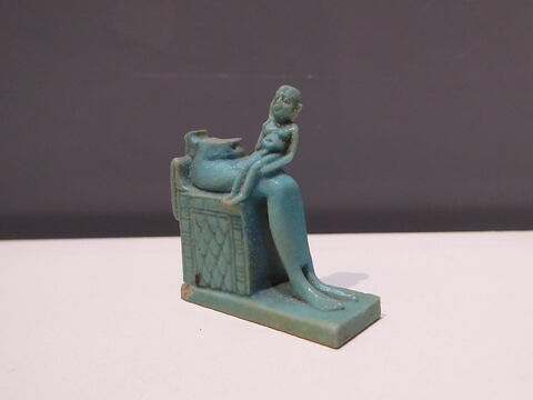 figurine d'Isis allaitant  ; amulette, image 1/4