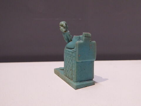 figurine d'Isis allaitant  ; amulette, image 4/4