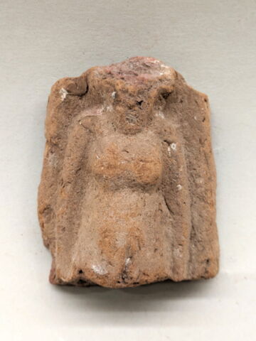 figurine féminine couchée