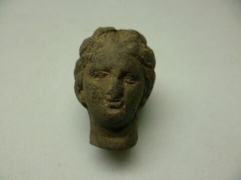 figurine de tête de femme romaine à cou fermé, image 1/1