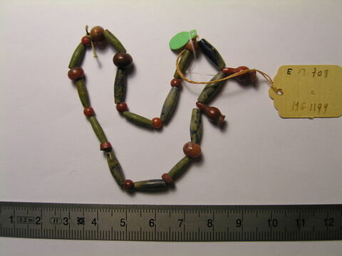 collier ; perle fusiforme  ; perle globulaire  ; perle rondelle  ; perle en bouteille, image 1/1
