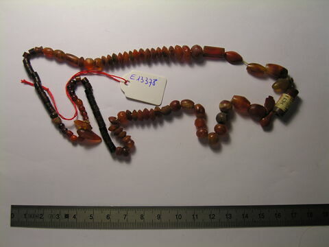 collier ; perle sphérique ; perle biconique ; perle lenticulaire ; perle en olive ; perle en demi olive ; perle cylindrique ; amulette ; scaraboïde, image 1/1