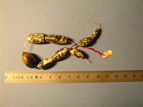 perle en olive  ; collier, image 1/1
