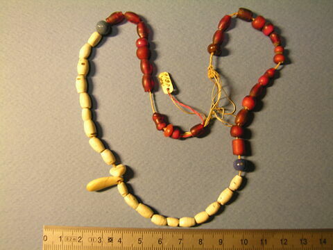 collier ; perle sphérique ; perle globulaire ; perle en olive, image 1/1