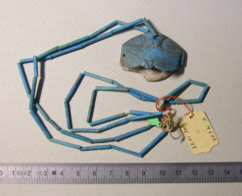 collier à pendentif ; scarabée funéraire  ; perle tubulaire, image 1/1