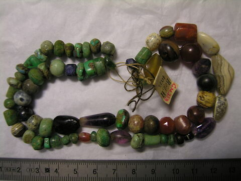 collier ; perle globulaire ; perle en massue ; perle prismatique, image 1/1