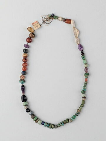 collier ; perle globulaire ; perle en massue ; perle prismatique