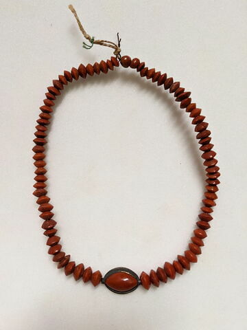 collier ; perle en demi olive ; perle lenticulaire ; scaraboïde, image 1/2