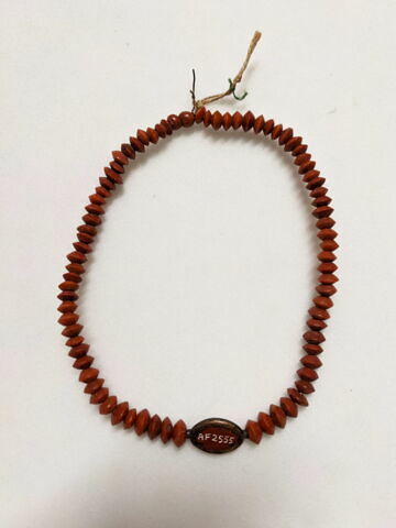 collier ; perle en demi olive ; perle lenticulaire ; scaraboïde, image 2/2