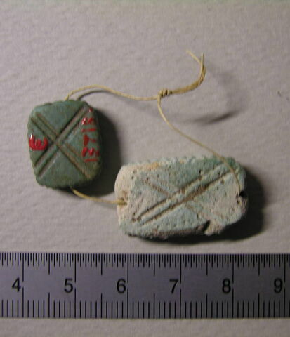 perle en pastille rectangulaire dentelée ; amulette, image 1/1