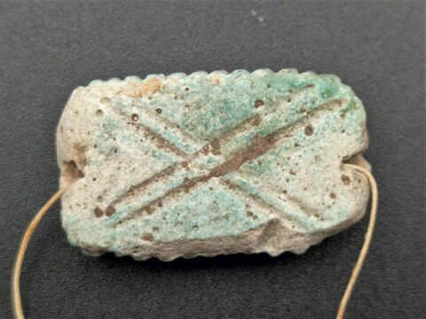 perle en pastille rectangulaire dentelée  ; amulette, image 2/5
