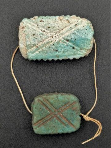 perle en pastille rectangulaire dentelée  ; amulette, image 3/5