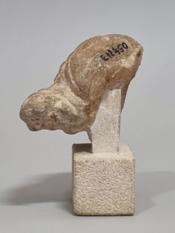 statue ; figurine d'Isis se coiffant, image 3/5