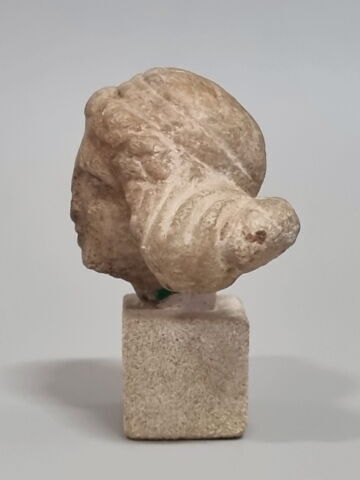 statue ; figurine d'Isis se coiffant, image 5/5