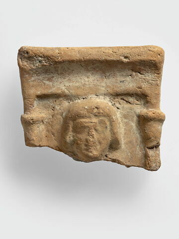 figurine féminine  ; stèle en façade de naos, image 1/1