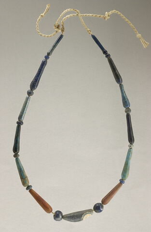 collier ; perle en massue ; perle sphérique aplatie ; perle globulaire, image 1/1