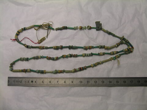 collier à pendentif ; perle tubulaire ; perle rondelle ; amulette