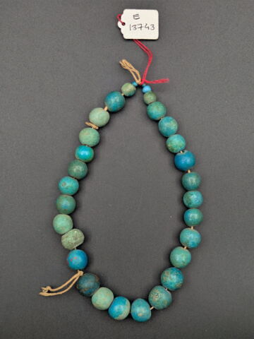 collier ; perle globulaire