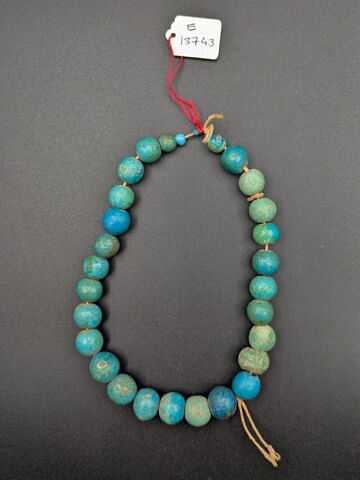 collier ; perle globulaire, image 2/2